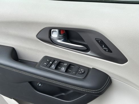 Used 2023 Chrysler Pacifica Touring-L FWD image 16