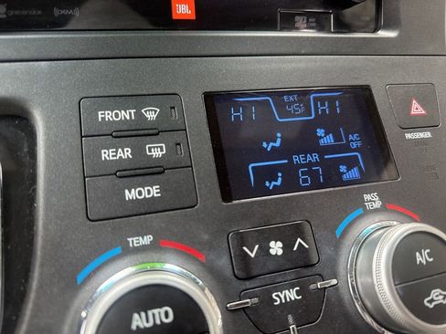 Used 2017 Toyota Sienna Limited Premium image 28