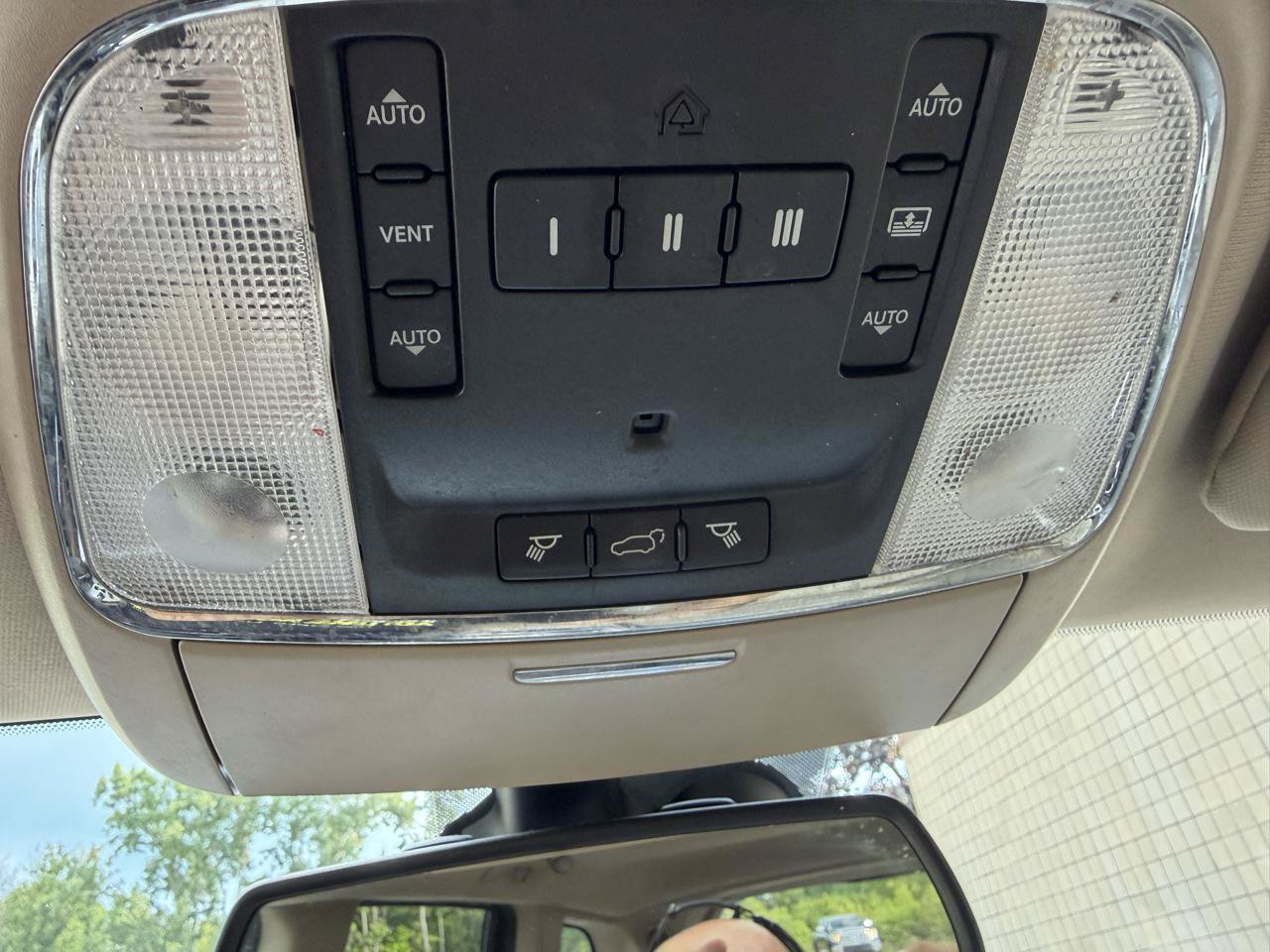 Used 2015 Jeep Grand Cherokee Overland w/ Advanced Technology Group AWD/4WD image 25