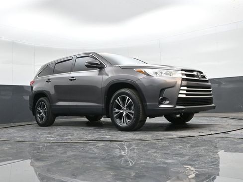 Used 2019 Toyota Highlander LE image 33