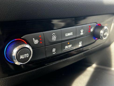 Used 2018 Buick Enclave Essence image 26