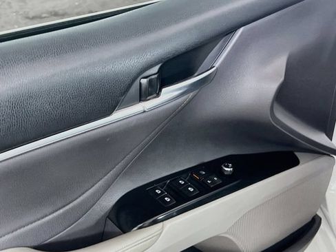 Used 2018 Toyota Camry XLE FWD image 18