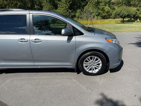 Used 2012 Toyota Sienna XLE image 30