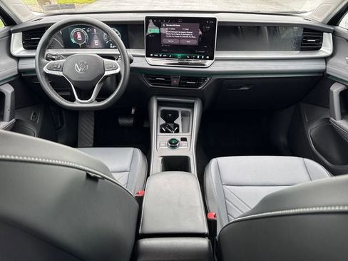 Used 2025 Volkswagen Tiguan SE AWD/4WD image 18