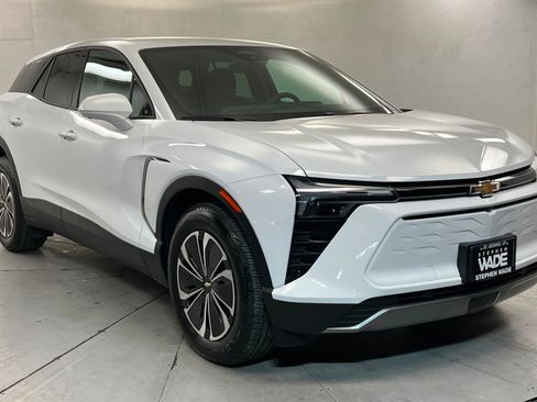 Used 2025 Chevrolet Blazer EV LT FWD image 8