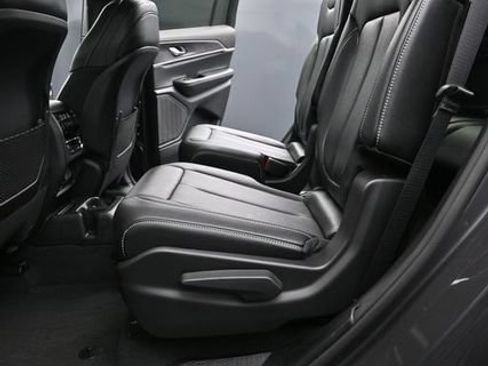 Used 2024 Jeep Grand Cherokee L Limited w/ Black Appearance Package AWD/4WD image 10