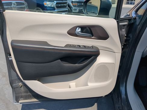 Used 2017 Chrysler Pacifica LX FWD image 14
