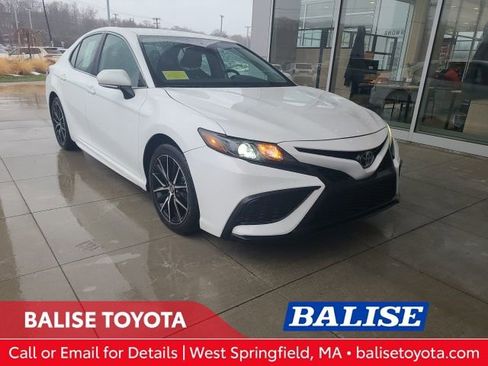 Used 2024 Toyota Camry SE image 1