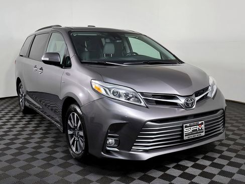 Used 2018 Toyota Sienna Limited image 5