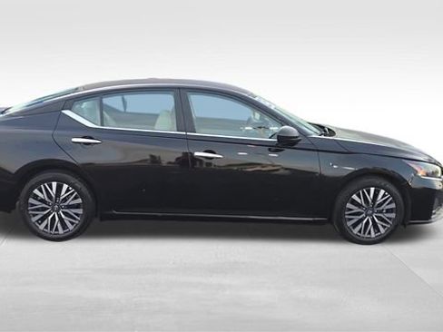 Used 2025 Nissan Altima 2.5 SV FWD image 2