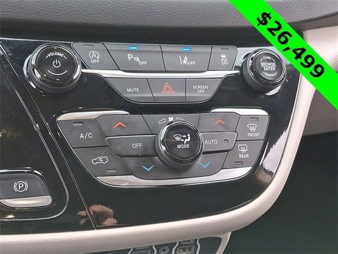 Certified 2024 Chrysler Pacifica Touring-L image 17