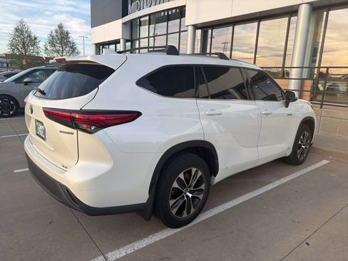 Used 2020 Toyota Highlander XLE image 3
