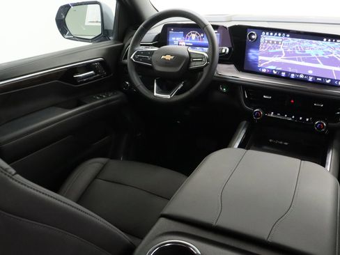Used 2025 Chevrolet Suburban LT w/ Comfort Package RWD image 34