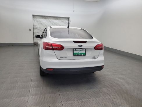 Used 2018 Ford Focus SE w/ SE Appearance Package FWD image 6