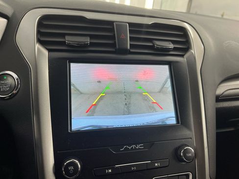 Used 2020 Ford Fusion SE image 11