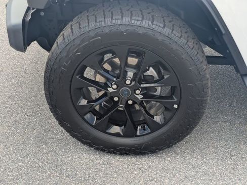 Used 2025 Jeep Wrangler Unlimited Sahara AWD/4WD image 12