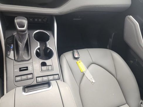 Used 2021 Toyota Highlander XLE image 19