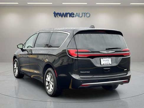 Used 2023 Chrysler Pacifica Touring-L image 3