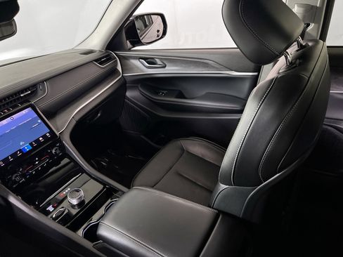 Used 2023 Jeep Grand Cherokee Limited image 23