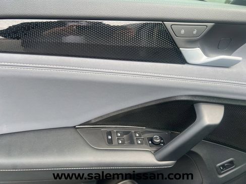 Used 2025 Volkswagen Tiguan SE AWD/4WD image 9