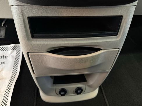 Used 2018 Dodge Grand Caravan SE w/ UConnect Hands-Free Group image 28