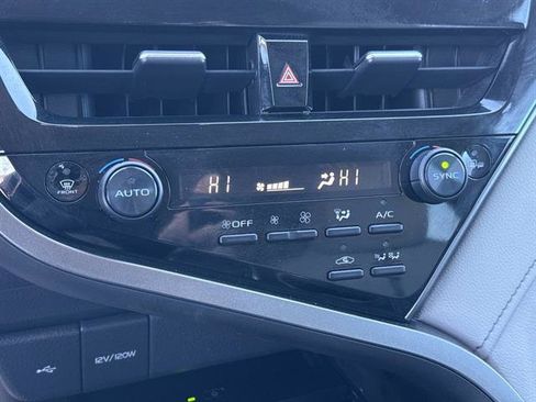 Used 2022 Toyota Camry XLE image 15