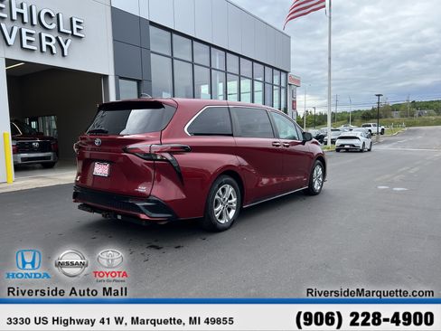 Used 2021 Toyota Sienna XSE AWD/4WD image 9