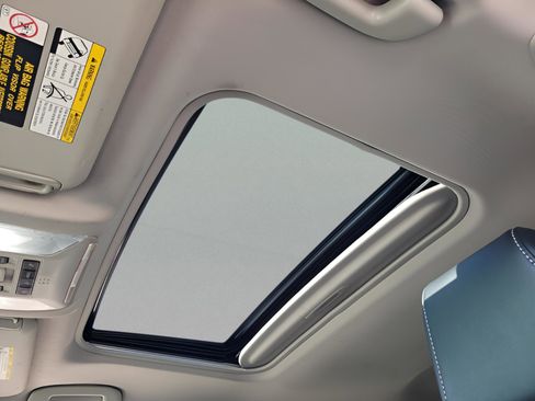 Used 2021 Toyota RAV4 XLE Premium image 23