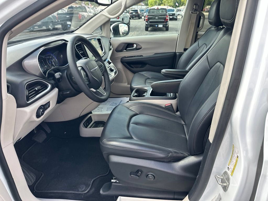 Used 2023 Chrysler Pacifica Touring-L FWD image 14