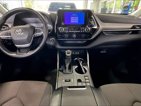 Used 2025 Toyota Highlander LE FWD image 6