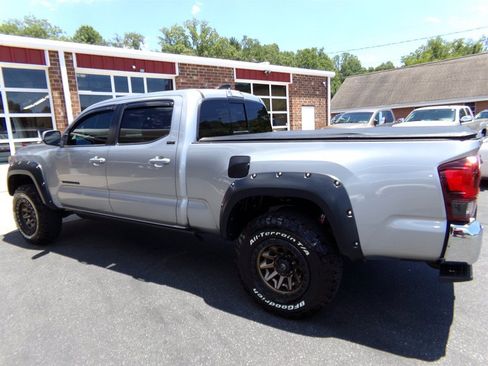 Used 2021 Toyota Tacoma SR5 AWD/4WD image 9