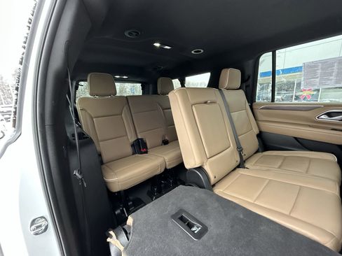 Used 2024 Chevrolet Suburban Premier image 25