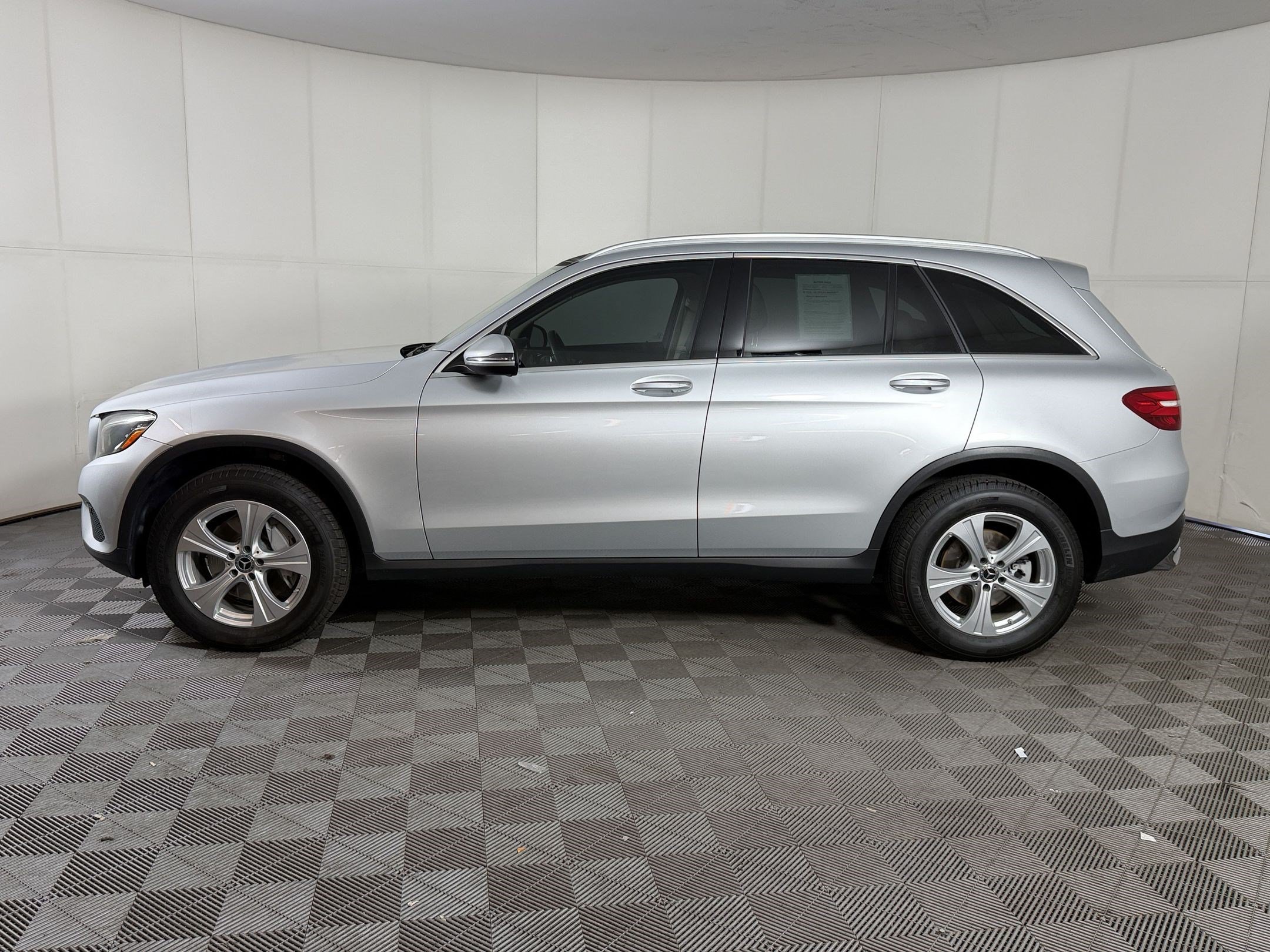 Used 2017 Mercedes-Benz GLC 300 4MATIC image 2