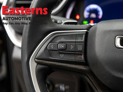 Used 2023 Jeep Grand Cherokee Limited w/ Black Appearance Package AWD/4WD image 16