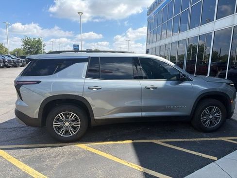 Used 2025 Chevrolet Traverse LT w/ Driver Confidence Package FWD image 2