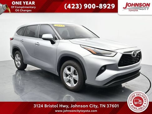 Used 2023 Toyota Highlander LE FWD image 1