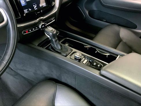 Used 2019 Volvo XC60 T6 Momentum w/ Premium Package image 16
