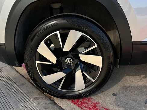 Used 2025 Volkswagen Atlas Cross Sport SE image 9