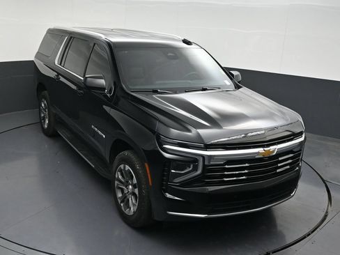 Used 2026 Chevrolet Suburban LS RWD image 23