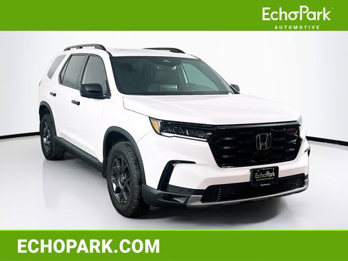 Used 2025 Honda Pilot TrailSport image 1