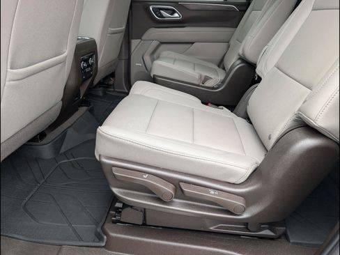 Used 2024 Chevrolet Suburban Z71 w/ Luxury Package AWD/4WD image 12