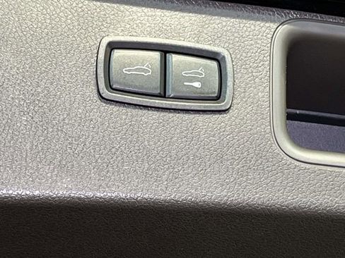 Certified 2025 Porsche Macan AWD/4WD image 21