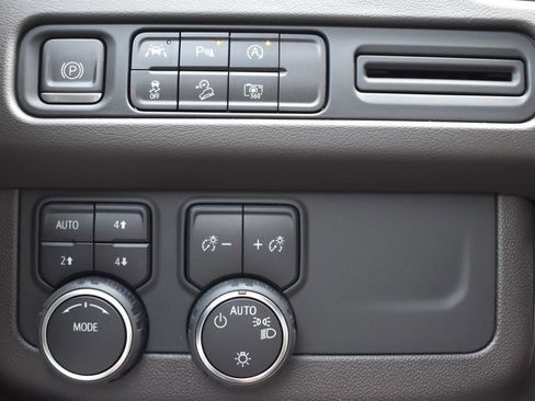 Used 2023 Chevrolet Tahoe Z71 w/ Luxury Package image 20