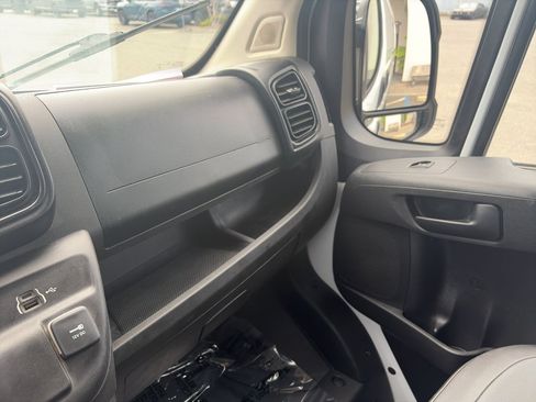 Used 2024 RAM ProMaster 2500 w/ Convenience Group FWD image 9