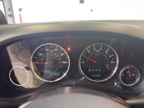 Used 2014 Jeep Wrangler Unlimited Sahara w/ Dual Top Group AWD/4WD image 18