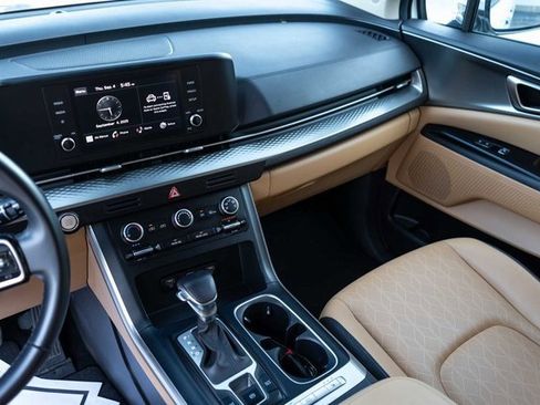 Used 2024 Kia Carnival LX image 18