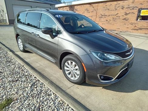 Used 2017 Chrysler Pacifica Touring-L image 2