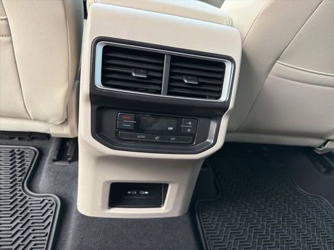 Used 2025 Volkswagen Atlas SE image 21