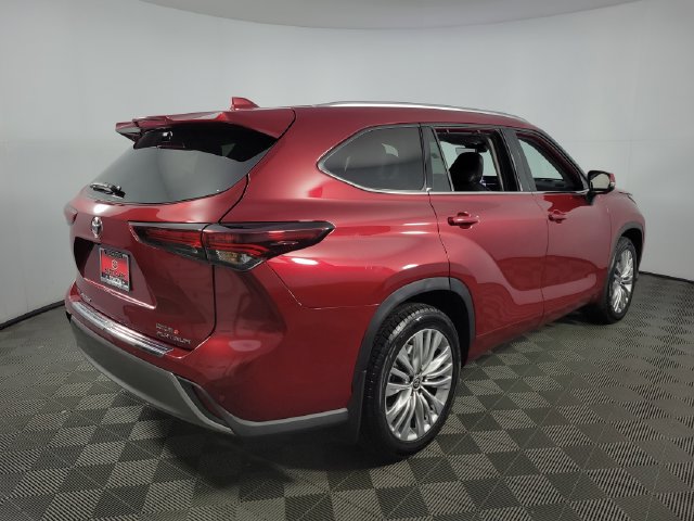 Used 2024 Toyota Highlander Platinum FWD image 8