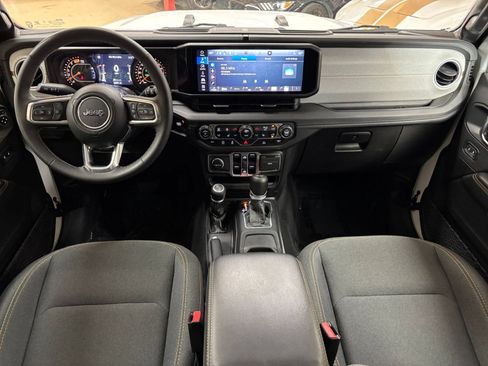 Used 2025 Jeep Wrangler Unlimited Sahara AWD/4WD image 33